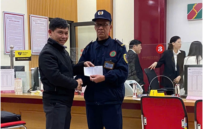 Bảo vệ kể lại khoảnh khắc khống chế tên cư:ớ:p Ngân hàng ở Lào Cai: “Trong đầu tôi lúc ấy chỉ nghĩ phải b:ắt hắ:n ta cho bằng được”