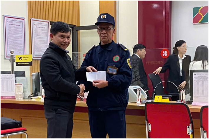 Bảo vệ kể lại khoảnh khắc khống chế tên cư:ớ:p Ngân hàng ở Lào Cai: “Trong đầu tôi lúc ấy chỉ nghĩ phải b:ắt hắ:n ta cho bằng được”