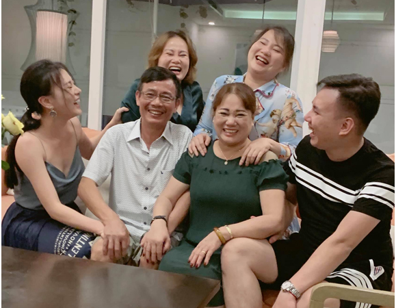 Rõ chân dung em trai và mẹ ruột của Phương Oanh, những người đang rần rần vào lúc này: “Khuôn mặt phúc hậu và hiền từ lắm”