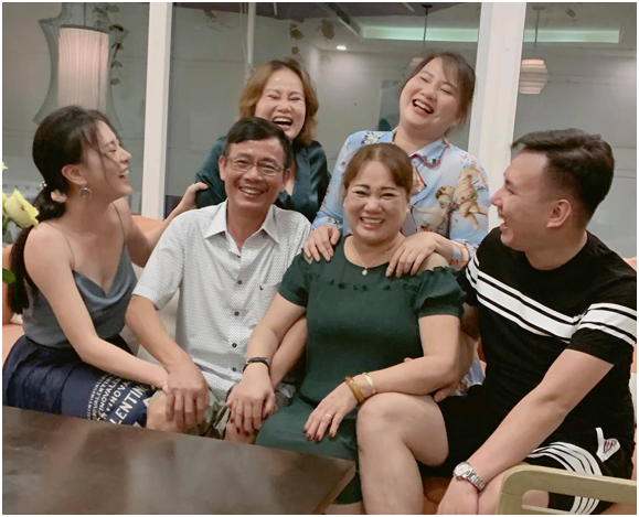 Rõ chân dung em trai và mẹ ruột của Phương Oanh, những người đang rần rần vào lúc này: “Khuôn mặt phúc hậu và hiền từ lắm”