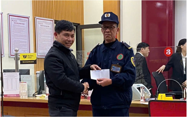 Rõ danh tính người đã đuổi theo và b:ắt tên cướp Ngân hàng ở Lào Cai: Công lớn thuộc về người đàn ông này đây