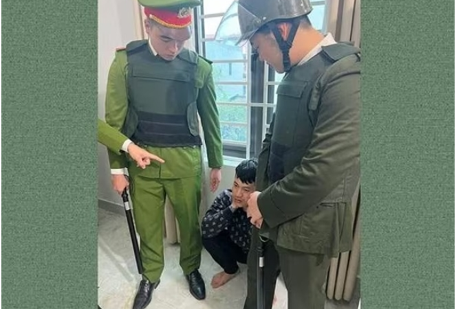 Rõ danh tính thanh niên c:ầ:m d:a:o vào trụ sở công an gây n:á:o lo:ạ:n: Hé lộ nguồn cơn sự việc