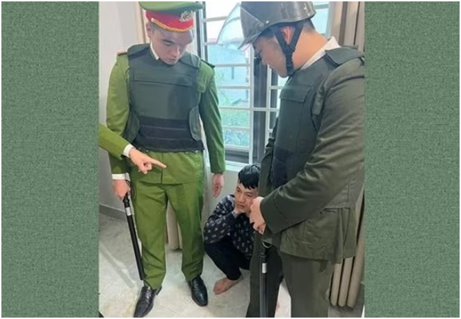 Rõ danh tính thanh niên c:ầ:m d:a:o vào trụ sở công an gây n:á:o lo:ạ:n: Hé lộ nguồn cơn sự việc