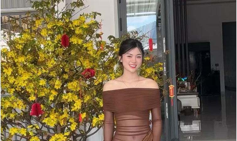 Rõ danh tính cô gái mặc váy xuy:ên th:ấu đi chúc Tết gây tranh cãi: “Đàn ông ai nhìn vào cũng đỏ hết cả mắt”