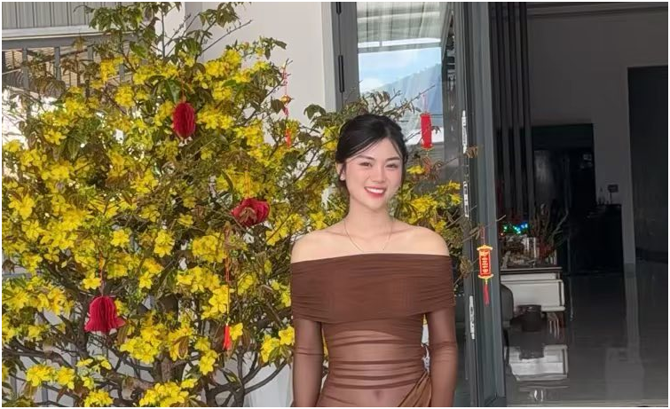 Rõ danh tính cô gái mặc váy xuy:ên th:ấu đi chúc Tết gây tranh cãi: “Đàn ông ai nhìn vào cũng đỏ hết cả mắt”