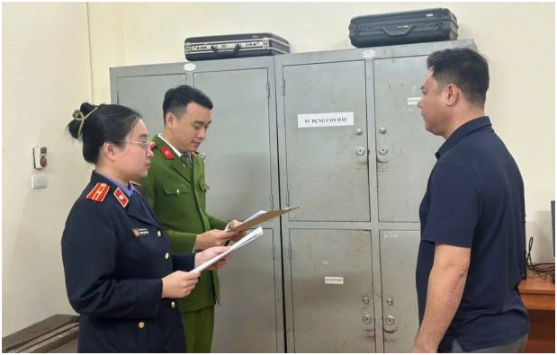 Vụ tài xế đỗ xe chặn lối đi ở Hà Tĩnh: “Người điều thêm ô tô đối diện hình phạt nào, luật sư phân tích cạn kẽ”