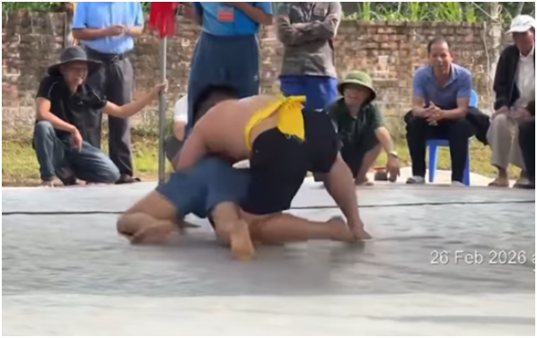 Rõ danh tính đô vật g:ã:y c:ổ, t:uv:ong sau cuộc đấ:u vậ:t trong hội làng ở Hà Nội: Nhìn mà xót quá