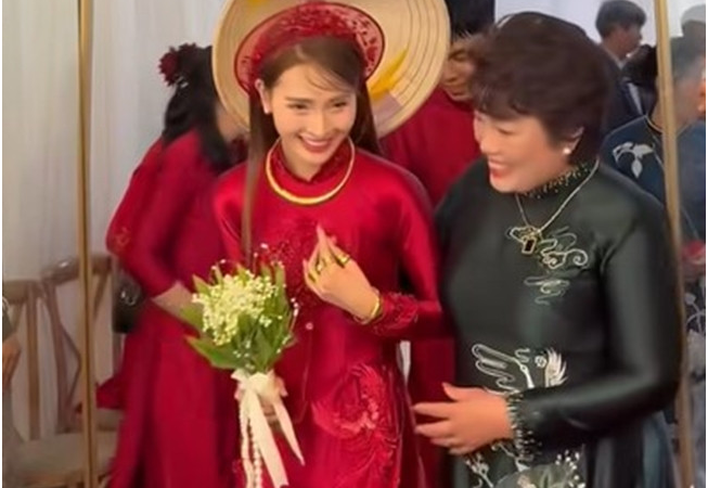 MC Huyền Trang đeo vàng kín tay, tiết lộ chi phí tổ chức: “Mới chỉ tiệc ăn hỏi thôi mà đã cỡ này rồi”