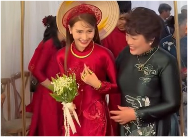 MC Huyền Trang đeo vàng kín tay, tiết lộ chi phí tổ chức: “Mới chỉ tiệc ăn hỏi thôi mà đã cỡ này rồi”