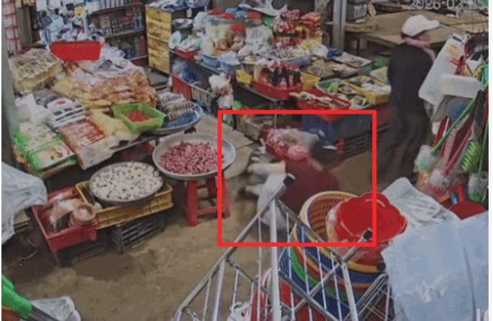 Người phụ nữ ng:ất x:ỉu sau khi xem điện thoại hai người phụ nữ lạ tại Đắk Lắk, chuyện gì thế này