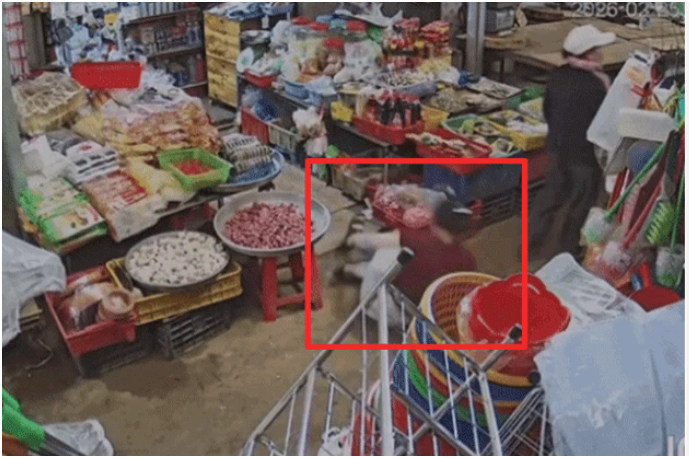 Người phụ nữ ng:ất x:ỉu sau khi xem điện thoại hai người phụ nữ lạ tại Đắk Lắk, chuyện gì thế này