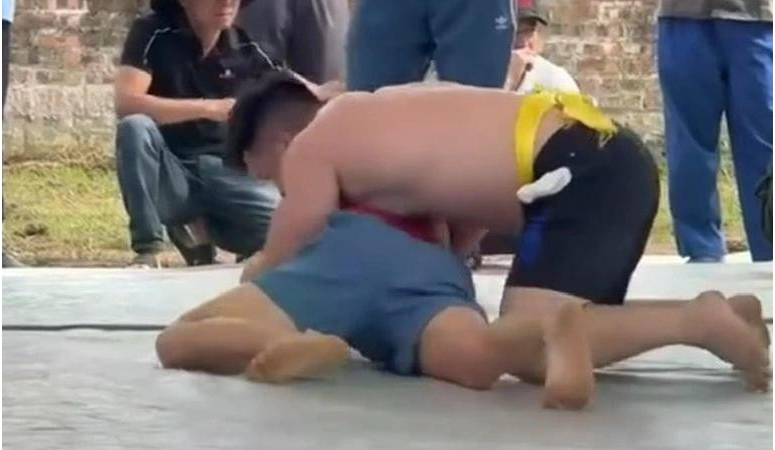 CA vào cuộc vụ đô vật t:uvo:ng tại hội làng ở Hà Nội: Tới công chuyện thật rồi