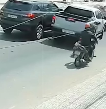 Toàn cảnh vụ tài xế hành hung người sau va chạm giao thông khiến dư luận phẫn nộ: Xem mà chỉ thấy thương cho tài xế xe 7 chỗ – chú lớn tuổi rồi, bị đánh cỡ đó sao mà chịu nổi…