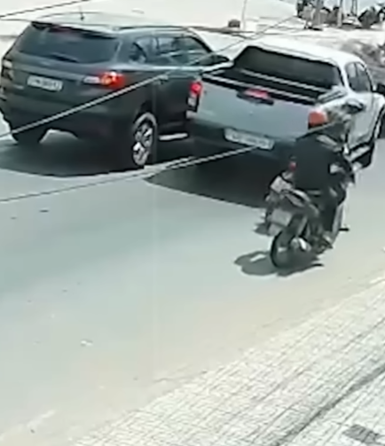 Toàn cảnh vụ tài xế hành hung người sau va chạm giao thông khiến dư luận phẫn nộ: Xem mà chỉ thấy thương cho tài xế xe 7 chỗ – chú lớn tuổi rồi, bị đánh cỡ đó sao mà chịu nổi…