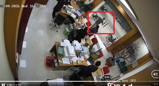 Camera hé lộ chi tiết bất ngờ vụ cướp ngân hàng tại Lào Cai: Không ai ngờ một người đang điều trị tâm thần lại hành động chuyên nghiệp đến vậy