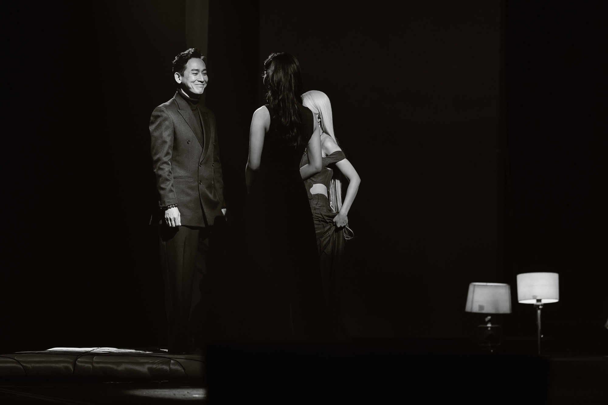 Lệch nhau 29 tuổi, cặp sao Việt vẫn đẹp đôi ngôn tình: Ánh mắt chạm nhau nửa giây mà như viết xong 1.000 trang truyện