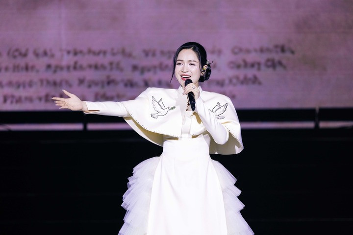 Duyên Quỳnh bị tố hát nhép tại lễ trao giải Làn Sóng Xanh 2025, nữ ca sĩ đích thân lên tiếng xin lỗi sau loạt tranh cãi