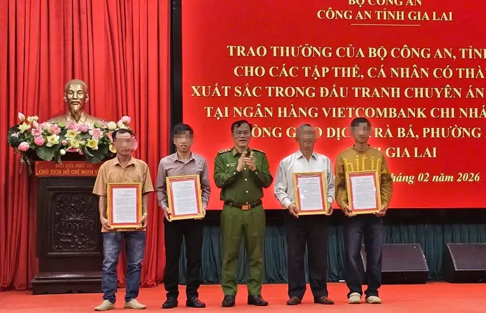 Vụ cướp ngân hàng tại Gia Lai: Khen thưởng 5 người dân giúp sức bắt cướp – số tiền thưởng khiến ai cũng ấm lòng