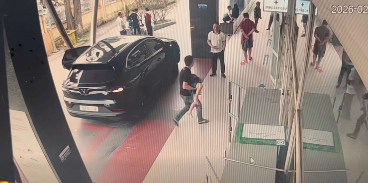 Tài xế ở Bắc Ninh vượt đèn đỏ, lấn làn rồi vượt hàng loạt xe khác nhưng lại được khen nức nở: Biết lý do phía sau ai cũng nể phục!