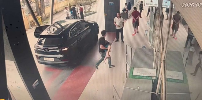 Tài xế vượt đèn đỏ, lấn làn, vượt xe khác để đưa cháu bé 7 tuổi bị hóc dị vật đi cấp cứu: Đây có phải là hành vi phạm luật giao thông, liệu có bị phạt nguội?