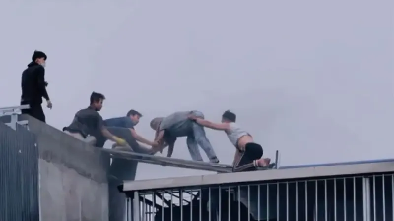 Chân dung 2 “người hùng” phá mái tôn cứu người trong vụ cháy Hà Nội: Ngoại hình chất phác, hiền lành mà hành động khiến ai cũng nể!