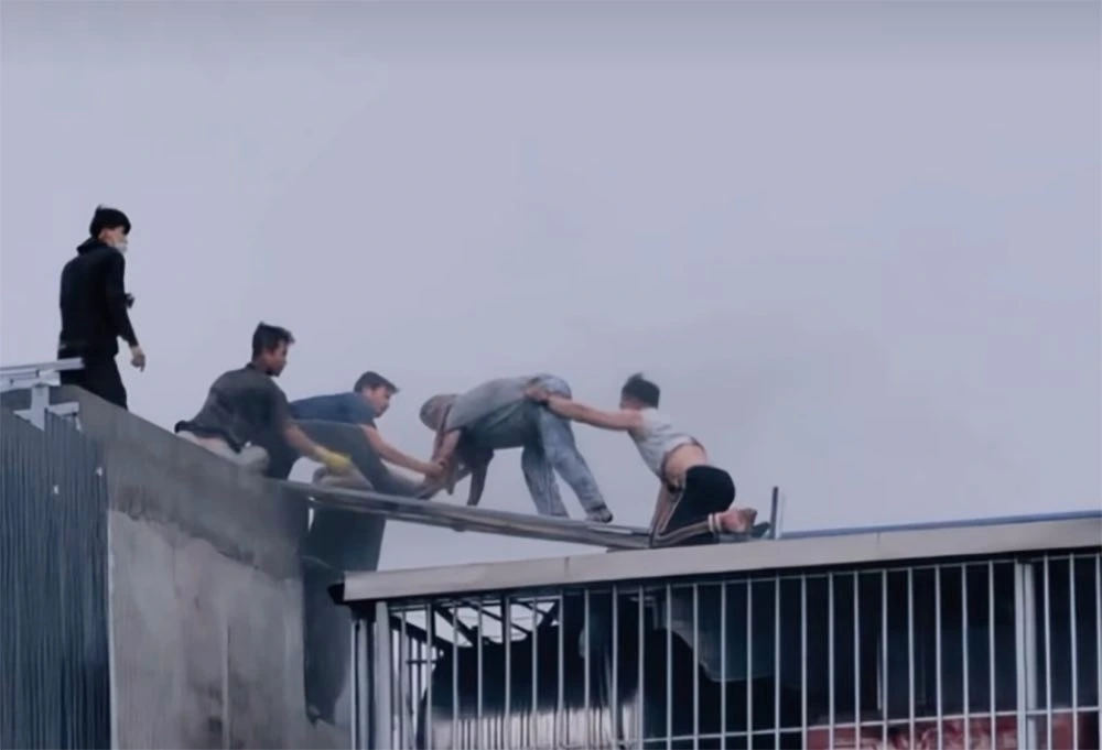 Chân dung 2 “người hùng” phá mái tôn cứu người trong vụ cháy Hà Nội: Ngoại hình chất phác, hiền lành mà hành động khiến ai cũng nể!