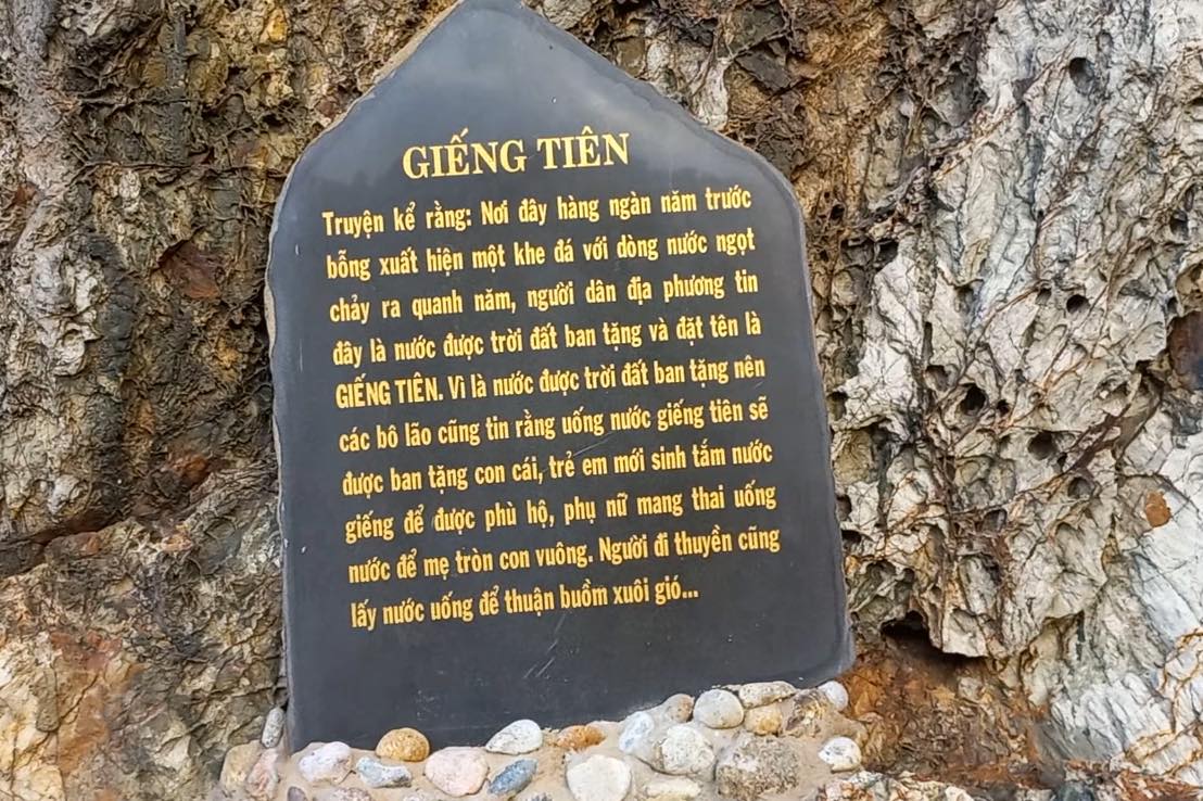 Giếng Tiên – nơi Juky San chụp ảnh áo tắm vốn rất linh thiêng: Ai đến cũng khấn xin, nên không thể tùy ý hành xử