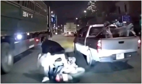 Đã rõ á:n ph:ạt của tài xế xe bá:n tải é:p ngã xe máy chở 3 người ở Hà Nội: Thôi xong luôn, chuyến này đi xa quá