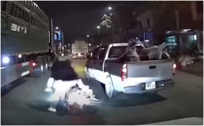 Một người tự nhận mình là tài xế xe b:án tải é:p ng:ã xe máy ở Hà Nội: “Tuyên bố lên giọng thách thức, khẳng định mình đúng chứ không sai?”