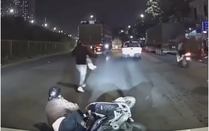 Thôi xong, CSGT truy tìm tài xế b:án tải ch:èn é:p vợ chồng đi xe máy ngã xuống đường: Chuyến này khó tho:át rồi