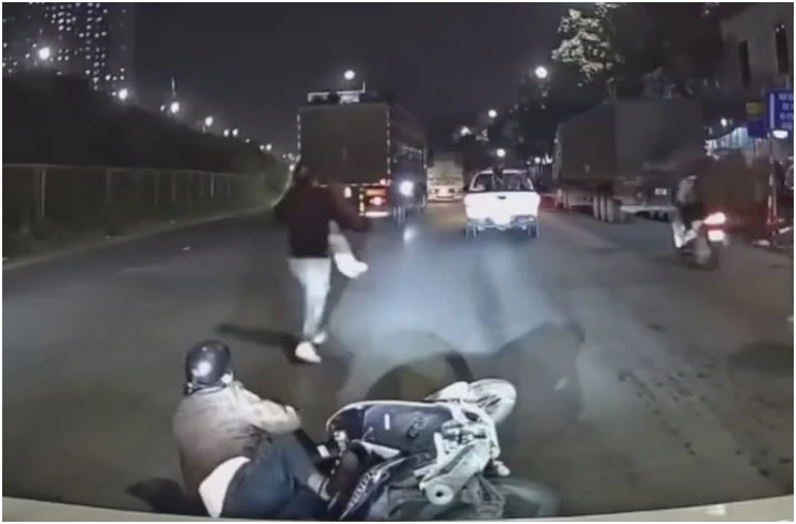 Thôi xong, CSGT truy tìm tài xế b:án tải ch:èn é:p vợ chồng đi xe máy ngã xuống đường: Chuyến này khó tho:át rồi