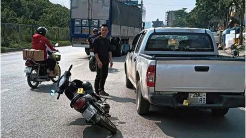 Công an làm việc và dựng lại hiện trường vụ xe b:án tải “t:ạt đ:ầu” ch:èn ng:ã người đi xe máy chở trẻ em: Thế này mà bảo oan thì cũng chịu