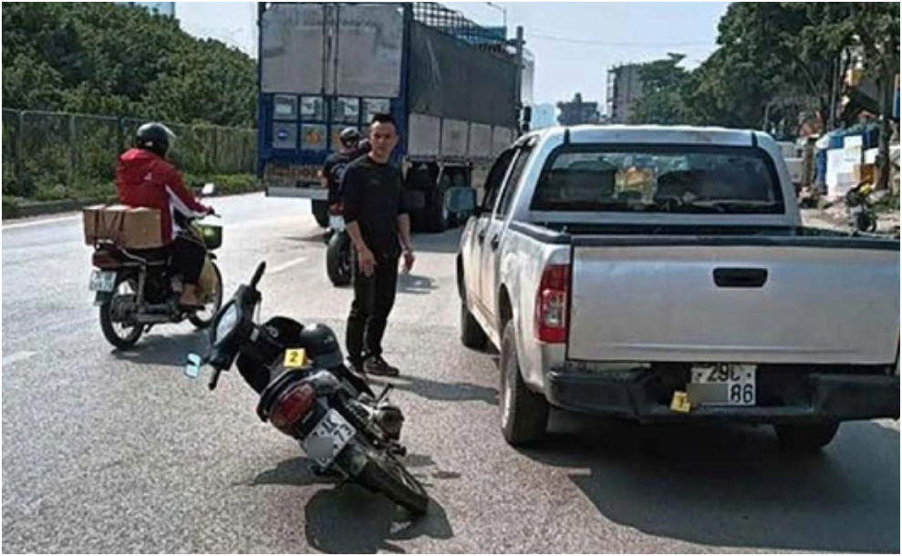 Công an làm việc và dựng lại hiện trường vụ xe b:án tải “t:ạt đ:ầu” ch:èn ng:ã người đi xe máy chở trẻ em: Thế này mà bảo oan thì cũng chịu