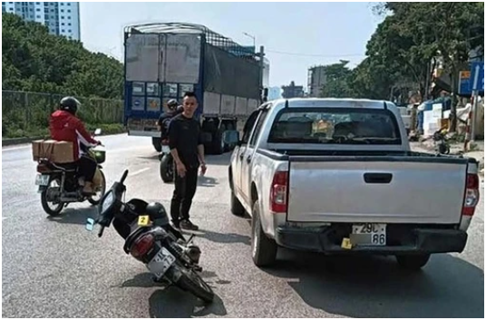Chính thức tạm giữ tài xế bán tải cố tình chèn ngã 3 người đi xe máy ở Hà Nội: Diễn biến mới nhất khiến dư luận “hả hê” vì cuối cùng cũng bị xử lý!