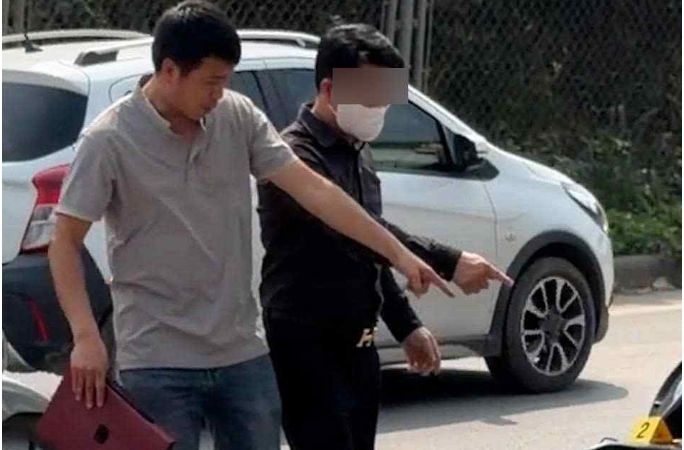 Người đi xe máy kể lại khoảnh khắc bị tài xế bán tải chèn ép ngã giữa đường: “Tôi mới chỉ nói đúng 1 câu với anh ấy”