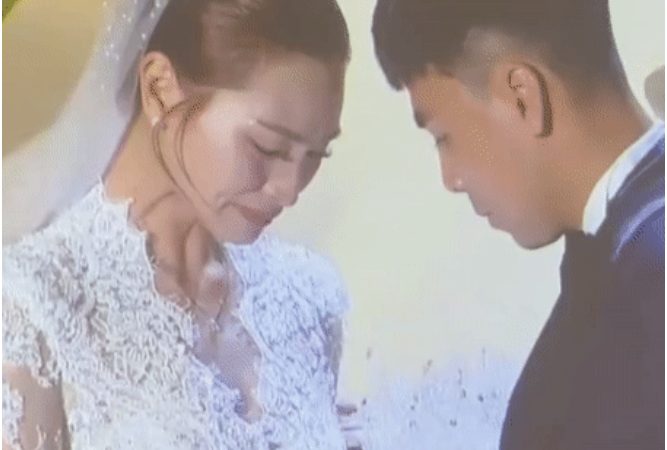 Đã rõ thứ mà Đức Huy giấu trong bó hoa khi tặng MC Huyền Trang ngay trong đám cưới: Đàng gái nhìn xong phát khóc, thương em quá