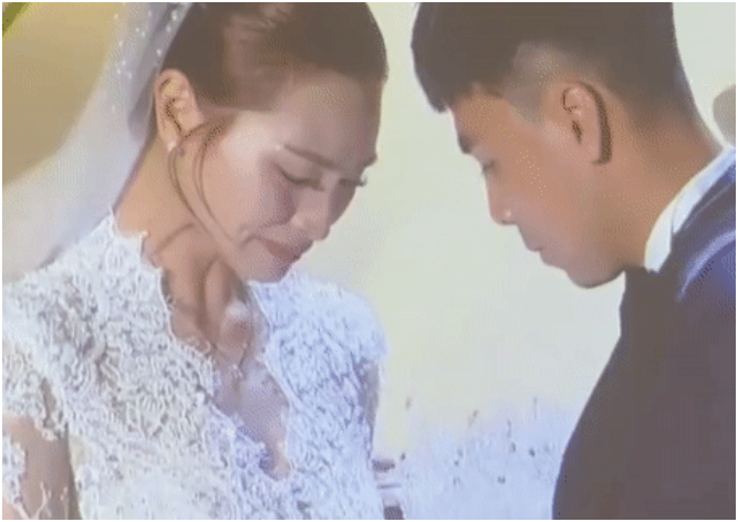 Đã rõ thứ mà Đức Huy giấu trong bó hoa khi tặng MC Huyền Trang ngay trong đám cưới: Đàng gái nhìn xong phát khóc, thương em quá