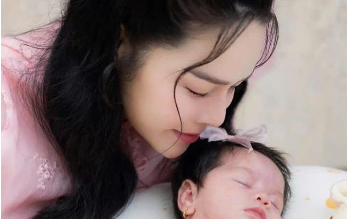 Nhật Kim Anh gặp sự cố trên máy bay: Kể lại giây phút ki:nh ho:àng, suýt nữa em đã không thể gặp lại con của mình