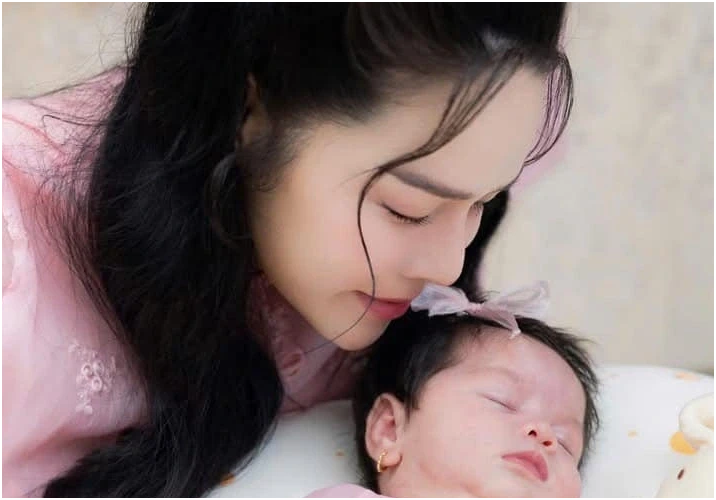 Nhật Kim Anh gặp sự cố trên máy bay: Kể lại giây phút ki:nh ho:àng, suýt nữa em đã không thể gặp lại con của mình