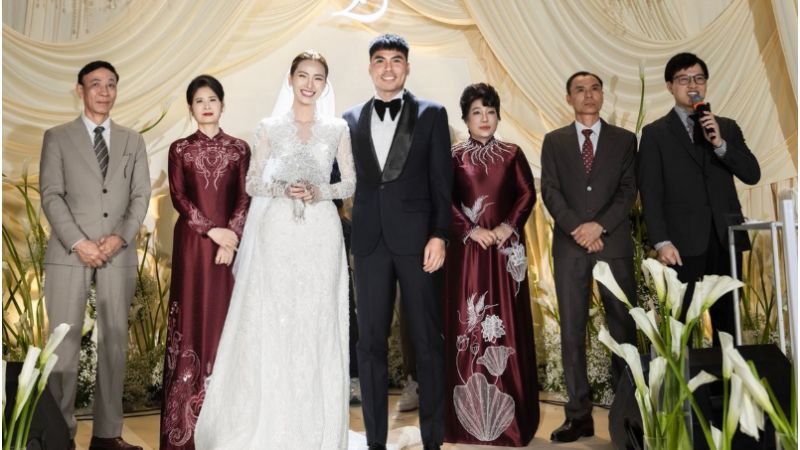 MC Huyền Trang khóc nức nở trong ngày cưới: Tiết lộ một điều không ngờ ngay trong đám cưới