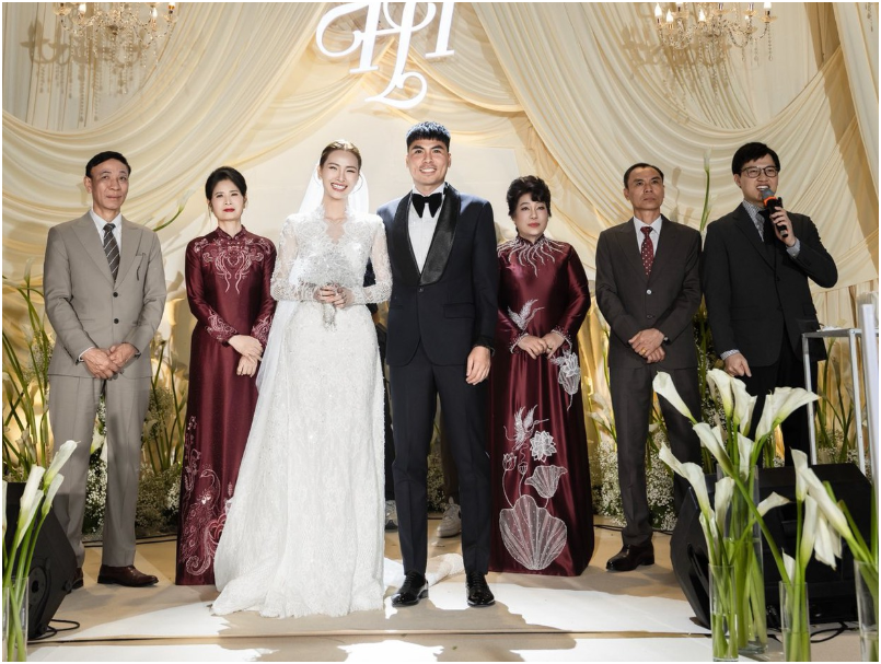 MC Huyền Trang khóc nức nở trong ngày cưới: Tiết lộ một điều không ngờ ngay trong đám cưới