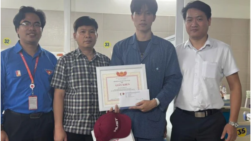 Trường Đại học Bách khoa Hà Nội khen thưởng nam SV đ::ậ:p mái tôn cứu người trong đám cháy: Em rất dũng cảm, xứng đáng được điều đó