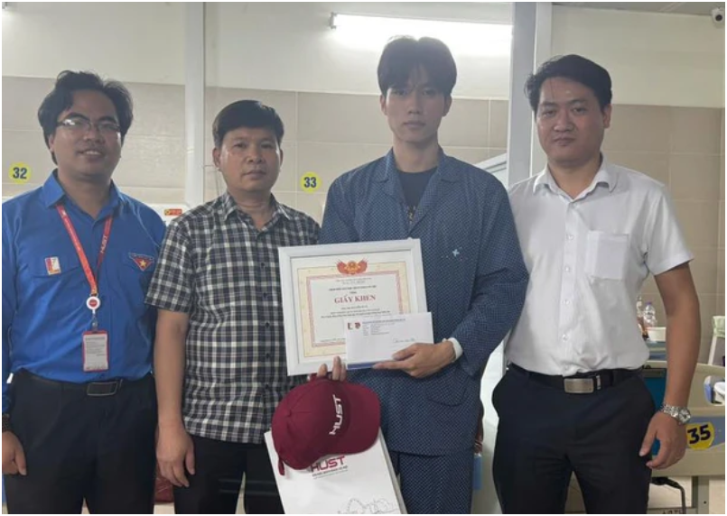 Trường Đại học Bách khoa Hà Nội khen thưởng nam SV đ::ậ:p mái tôn cứu người trong đám cháy: Em rất dũng cảm, xứng đáng được điều đó