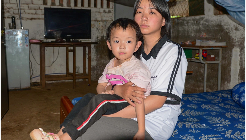 Xôn xao bé gái mới chỉ 16 tuổi làm thuê với chỉ 150.000 đồng/ngày nuôi tận 3 đứa em thơ: Thương quá đi