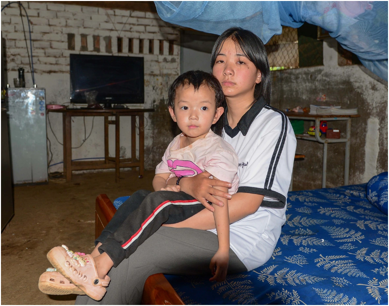 Xôn xao bé gái mới chỉ 16 tuổi làm thuê với chỉ 150.000 đồng/ngày nuôi tận 3 đứa em thơ: Thương quá đi