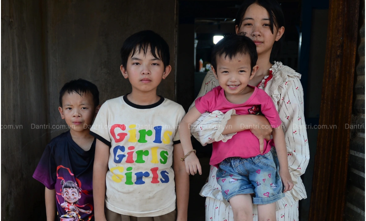 Đã rõ lý do người mẹ ruột bỏ rơi 4 chị em vụ bé gái 16 tuổi nuôi 3 em nhỏ: Hóa ra là vì điều này, thương quá