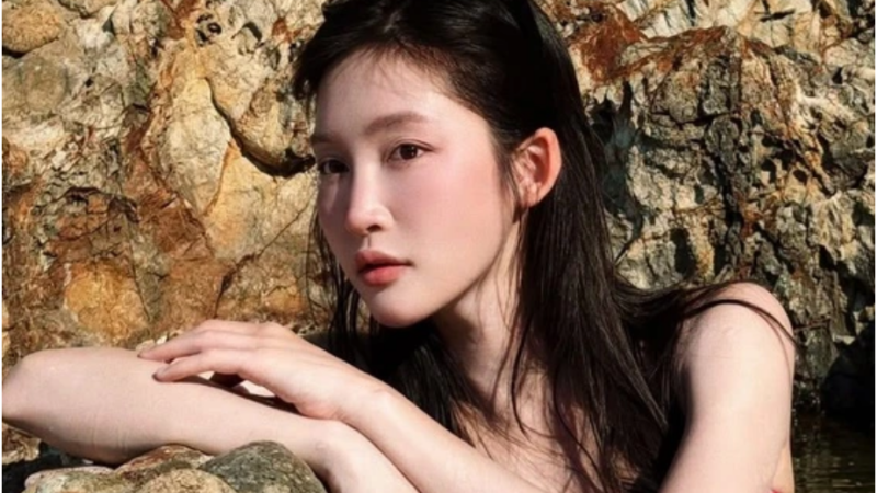 Một nữ ca sĩ nổi tiếng đang gây tran:h c:ãi vì hành động tắm trong Giếng Tiên: “Đang rùm ben luôn rồi đó”