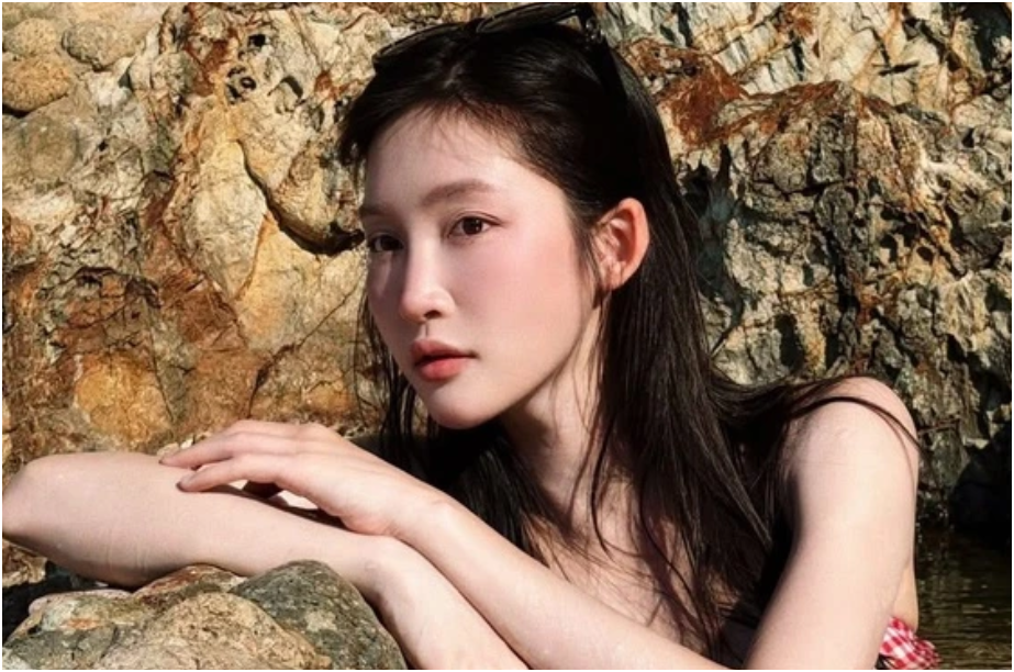 Một nữ ca sĩ nổi tiếng đang gây tran:h c:ãi vì hành động tắm trong Giếng Tiên: “Đang rùm ben luôn rồi đó”