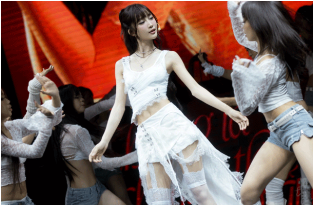 Rõ sự nghiệp của nữ ca sĩ nổi tiếng tắm ở Giếng Tiên: Có gì nổi bật mà nhiều người biết đến, có vấn đề đọc hiểu hay sao mà vẫn nhảy xuống tắm?