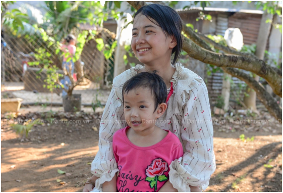 Bé gái 16 tuổi nuôi 3 em nhỏ lên tiếng cầu xin: Đó không phải là mẹ của mình, mọi người đừng có đồn linh ta linh tinh, t:ội lắm